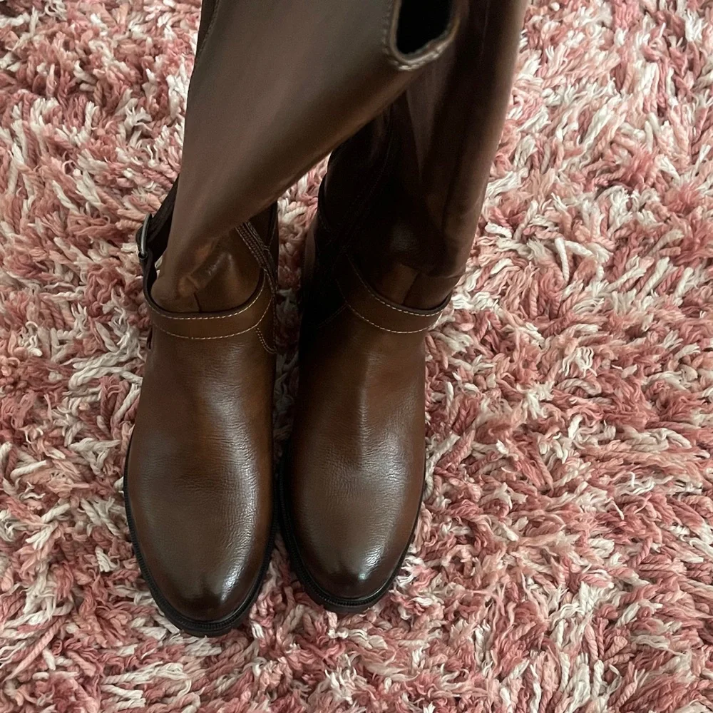New (Never Worn) Elegant Brown Knee-High Heeled Boots - Picture 3 of 5